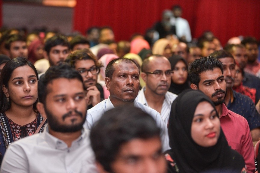 ނޮވެމްބަރ 28، 2017: މަތީ ތައުލީމާއި ތަމްރީން ހޯދަން ބޭނުންވާ ދަރިވަރުންނަށް އެ ފުރުޞަތު ފަހިކޮށްދިނުމަށް ސަރުކާރުން ކުރިއަށްގެންދާ ހާއްސަ ސްކީމްގެ ދަށުން ލޯނު ލިބުނު ކުދިންނާއި ލިޔުން ހަވާލު ކުރުމަށް ބޭއްވި ރަސްމިއްޔާތުގެ ތެރެއިން  -- ސަން ފޮޓޯ/ ފަޔާޒް މޫސާ