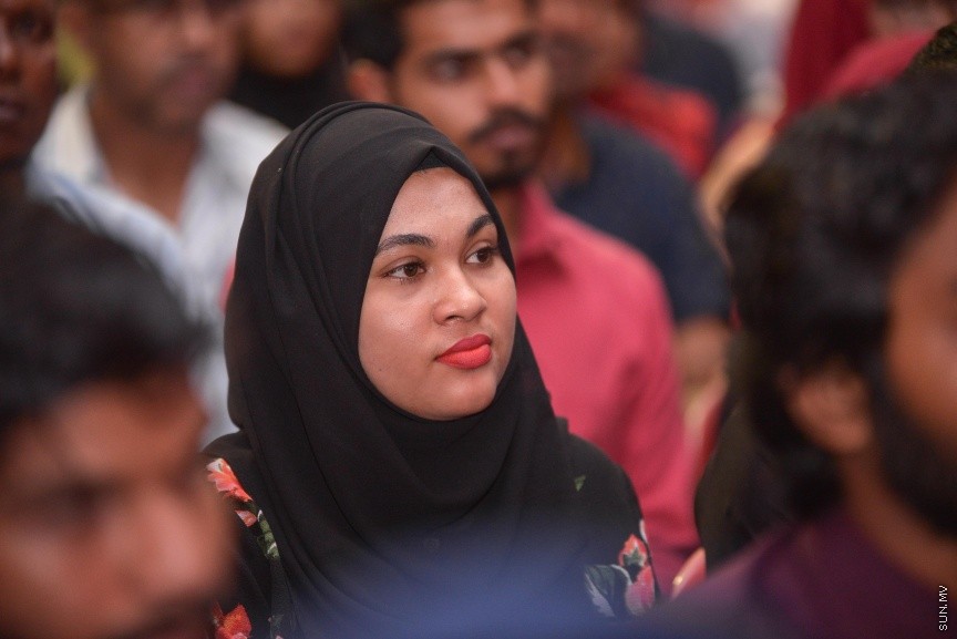 ނޮވެމްބަރ 28، 2017: މަތީ ތައުލީމާއި ތަމްރީން ހޯދަން ބޭނުންވާ ދަރިވަރުންނަށް އެ ފުރުޞަތު ފަހިކޮށްދިނުމަށް ސަރުކާރުން ކުރިއަށްގެންދާ ހާއްސަ ސްކީމްގެ ދަށުން ލޯނު ލިބުނު ކުދިންނާއި ލިޔުން ހަވާލު ކުރުމަށް ބޭއްވި ރަސްމިއްޔާތުގެ ތެރެއިން  -- ސަން ފޮޓޯ/ ފަޔާޒް މޫސާ