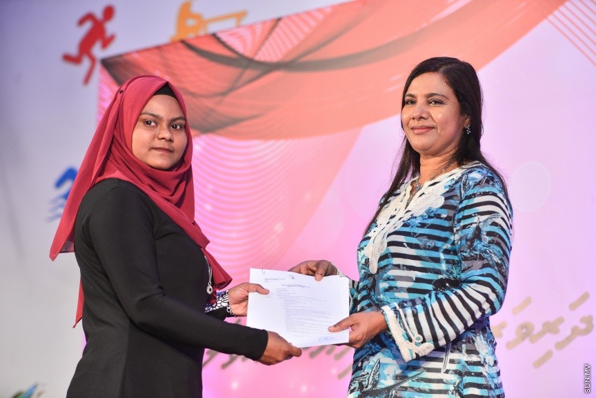 ނޮވެމްބަރ 28، 2017: މަތީ ތައުލީމާއި ތަމްރީން ހޯދަން ބޭނުންވާ ދަރިވަރުންނަށް އެ ފުރުޞަތު ފަހިކޮށްދިނުމަށް ސަރުކާރުން ކުރިއަށްގެންދާ ހާއްސަ ސްކީމްގެ ދަށުން ލޯނު ލިބުނު ކުދިންނާއި ލިޔުން ހަވާލު ކުރުމަށް ބޭއްވި ރަސްމިއްޔާތުގެ ތެރެއިން  -- ސަން ފޮޓޯ/ ފަޔާޒް މޫސާ