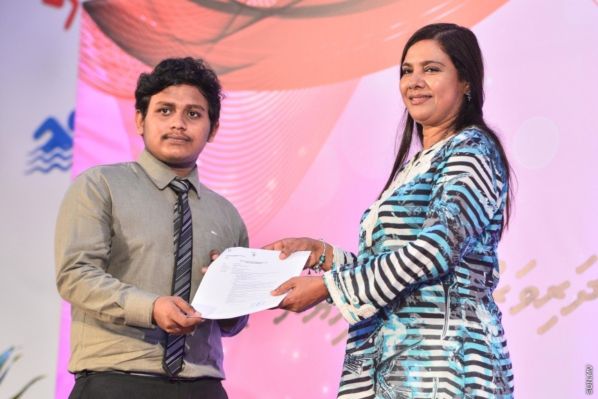 ނޮވެމްބަރ 28، 2017: މަތީ ތައުލީމާއި ތަމްރީން ހޯދަން ބޭނުންވާ ދަރިވަރުންނަށް އެ ފުރުޞަތު ފަހިކޮށްދިނުމަށް ސަރުކާރުން ކުރިއަށްގެންދާ ހާއްސަ ސްކީމްގެ ދަށުން ލޯނު ލިބުނު ކުދިންނާއި ލިޔުން ހަވާލު ކުރުމަށް ބޭއްވި ރަސްމިއްޔާތުގެ ތެރެއިން  -- ސަން ފޮޓޯ/ ފަޔާޒް މޫސާ