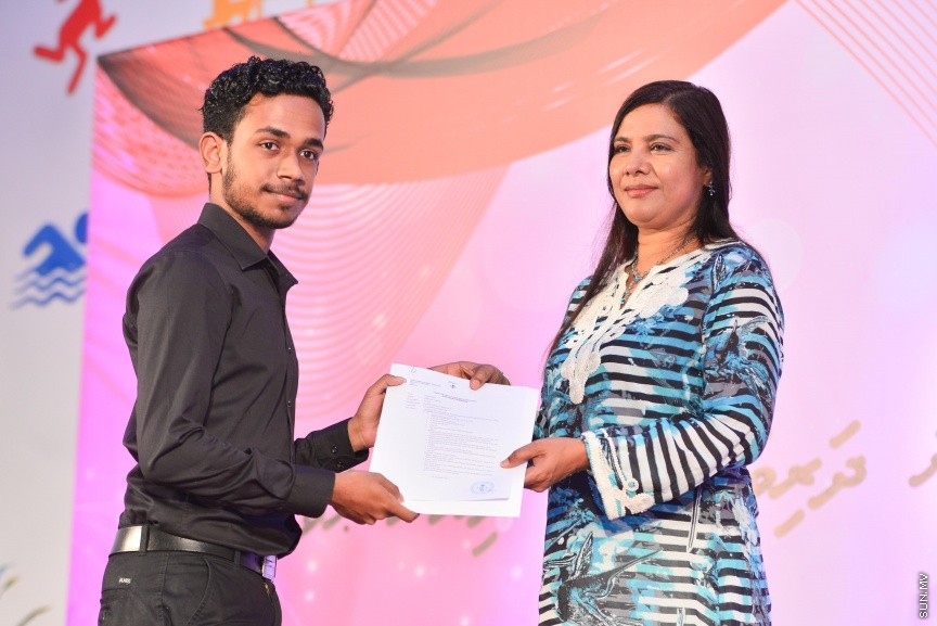 ނޮވެމްބަރ 28، 2017: މަތީ ތައުލީމާއި ތަމްރީން ހޯދަން ބޭނުންވާ ދަރިވަރުންނަށް އެ ފުރުޞަތު ފަހިކޮށްދިނުމަށް ސަރުކާރުން ކުރިއަށްގެންދާ ހާއްސަ ސްކީމްގެ ދަށުން ލޯނު ލިބުނު ކުދިންނާއި ލިޔުން ހަވާލު ކުރުމަށް ބޭއްވި ރަސްމިއްޔާތުގެ ތެރެއިން  -- ސަން ފޮޓޯ/ ފަޔާޒް މޫސާ