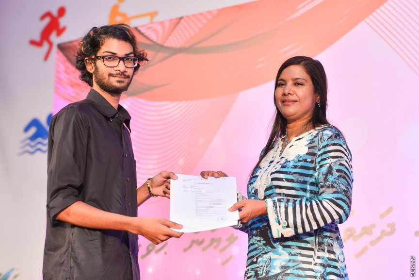 ނޮވެމްބަރ 28، 2017: މަތީ ތައުލީމާއި ތަމްރީން ހޯދަން ބޭނުންވާ ދަރިވަރުންނަށް އެ ފުރުޞަތު ފަހިކޮށްދިނުމަށް ސަރުކާރުން ކުރިއަށްގެންދާ ހާއްސަ ސްކީމްގެ ދަށުން ލޯނު ލިބުނު ކުދިންނާއި ލިޔުން ހަވާލު ކުރުމަށް ބޭއްވި ރަސްމިއްޔާތުގެ ތެރެއިން  -- ސަން ފޮޓޯ/ ފަޔާޒް މޫސާ