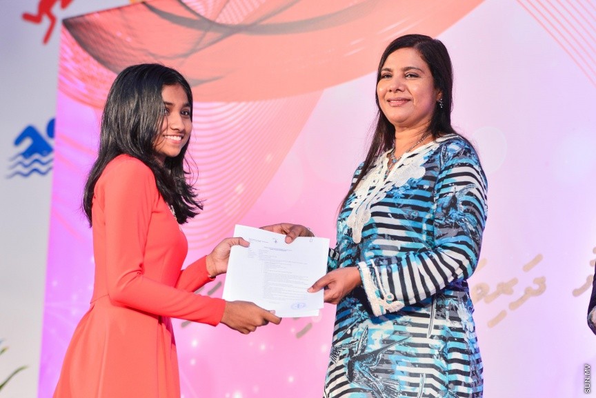 ނޮވެމްބަރ 28، 2017: މަތީ ތައުލީމާއި ތަމްރީން ހޯދަން ބޭނުންވާ ދަރިވަރުންނަށް އެ ފުރުޞަތު ފަހިކޮށްދިނުމަށް ސަރުކާރުން ކުރިއަށްގެންދާ ހާއްސަ ސްކީމްގެ ދަށުން ލޯނު ލިބުނު ކުދިންނާއި ލިޔުން ހަވާލު ކުރުމަށް ބޭއްވި ރަސްމިއްޔާތުގެ ތެރެއިން  -- ސަން ފޮޓޯ/ ފަޔާޒް މޫސާ