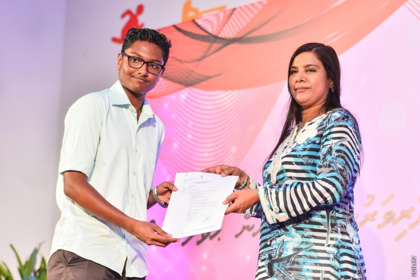 ނޮވެމްބަރ 28، 2017: މަތީ ތައުލީމާއި ތަމްރީން ހޯދަން ބޭނުންވާ ދަރިވަރުންނަށް އެ ފުރުޞަތު ފަހިކޮށްދިނުމަށް ސަރުކާރުން ކުރިއަށްގެންދާ ހާއްސަ ސްކީމްގެ ދަށުން ލޯނު ލިބުނު ކުދިންނާއި ލިޔުން ހަވާލު ކުރުމަށް ބޭއްވި ރަސްމިއްޔާތުގެ ތެރެއިން  -- ސަން ފޮޓޯ/ ފަޔާޒް މޫސާ