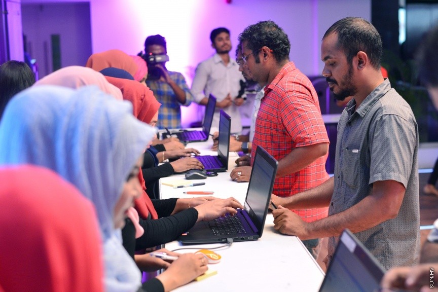 ނޮވެމްބަރ 30، 2017: ދުނިޔޭގެ މަޝްހޫރު އަދި އަގުބޮޑު އެޕަލް ކުންފުނިން ބާޒާރަށް އެންމެ ފަހުން ނެރުނު އައިފޯން އެކްސް ދިރާގުން ރާއްޖޭގެ ބާޒާރަށް ނެރެ ވިއްކަން ފަށުން -- ސަން ފޮޓޯ/ ފަޔާޒު މޫސާ