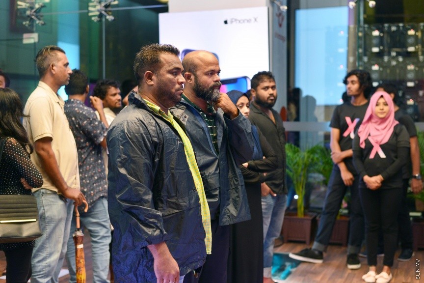 ނޮވެމްބަރ 30، 2017: ދުނިޔޭގެ މަޝްހޫރު އަދި އަގުބޮޑު އެޕަލް ކުންފުނިން ބާޒާރަށް އެންމެ ފަހުން ނެރުނު އައިފޯން އެކްސް ދިރާގުން ރާއްޖޭގެ ބާޒާރަށް ނެރެ ވިއްކަން ފަށުން -- ސަން ފޮޓޯ/ ފަޔާޒު މޫސާ