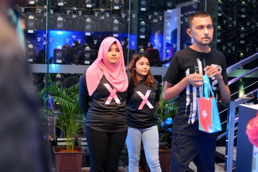 ނޮވެމްބަރ 30، 2017: ދުނިޔޭގެ މަޝްހޫރު އަދި އަގުބޮޑު އެޕަލް ކުންފުނިން ބާޒާރަށް އެންމެ ފަހުން ނެރުނު އައިފޯން އެކްސް ދިރާގުން ރާއްޖޭގެ ބާޒާރަށް ނެރެ ވިއްކަން ފަށުން -- ސަން ފޮޓޯ/ ފަޔާޒު މޫސާ