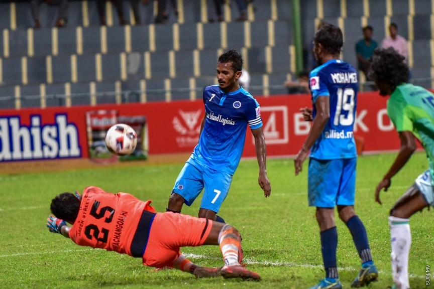 އެފްއޭކަޕްގެ ސެމީ ފައިނަލްގައި ނިއުރޭޑިއަންޓް އާއި ގްރީން ސްޓްރީޓް ބައްދަލު ކުރި މެޗުގެ ތެރެއިން: އެ މެޗު 4 - 0 ގެ ނަތީޖާއަކު ކާމިޔާބުކޮށް، ނިއު އިން ވަނީ ފައިނަލްގެ ޖާގައެއްހޯދާފައި---ސަން ފޮޓޯ/ މުހައްމަދު އަފްރާހް 