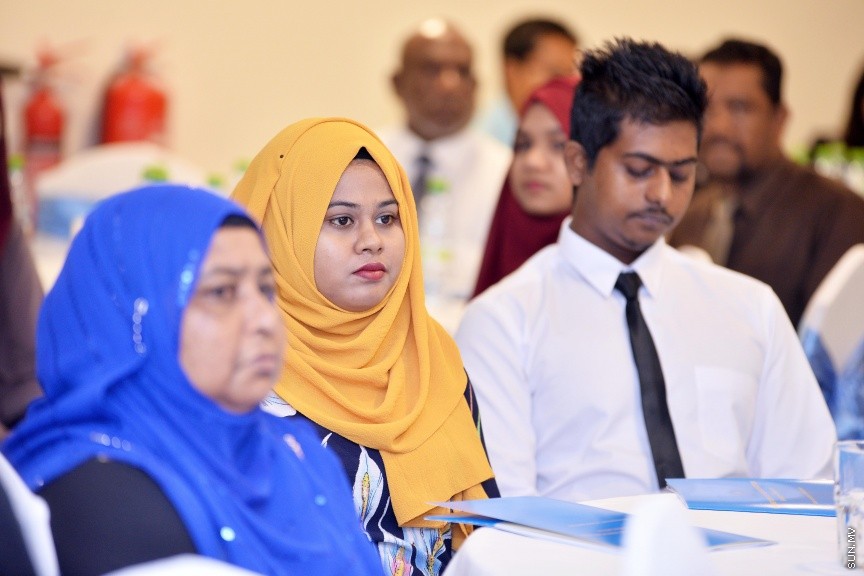 ޑިސެމްބަރ 4، 2017: ހައި އެޗީވާސް ސްކޮލަޝިޕް ލިބުނު ދަރިވަރުންނަށް އެކަމުގެ ލިޔުން ހަވާޅުކުރުމަށް ޗަމްޕާ ސެންޓްރަލް ހޮޓެލުގައި ބޭއްވި ރަސްމިއްޔާތުގެ ތެރެއިން -- ސަން ފޮޓޯ/ ފަޔާޒު މޫސާ