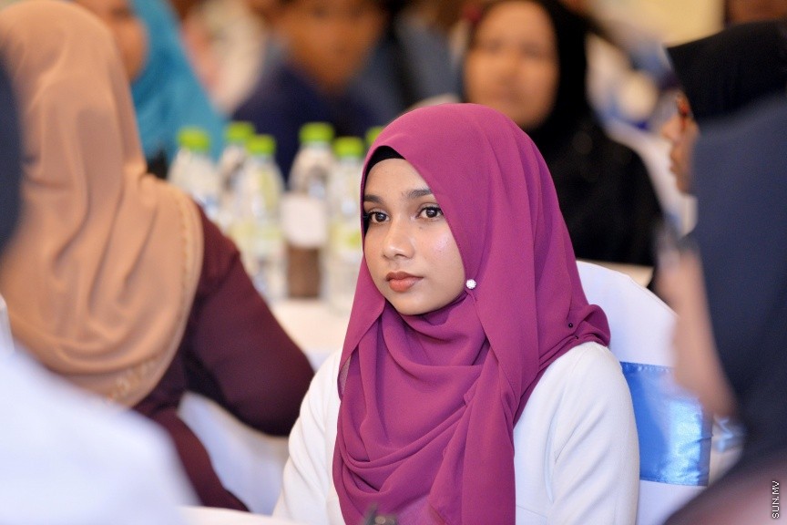 ޑިސެމްބަރ 4، 2017: ހައި އެޗީވާސް ސްކޮލަޝިޕް ލިބުނު ދަރިވަރުންނަށް އެކަމުގެ ލިޔުން ހަވާޅުކުރުމަށް ޗަމްޕާ ސެންޓްރަލް ހޮޓެލުގައި ބޭއްވި ރަސްމިއްޔާތުގެ ތެރެއިން -- ސަން ފޮޓޯ/ ފަޔާޒު މޫސާ