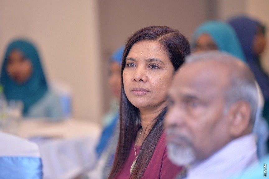 ޑިސެމްބަރ 4، 2017: ހައި އެޗީވާސް ސްކޮލަޝިޕް ލިބުނު ދަރިވަރުންނަށް އެކަމުގެ ލިޔުން ހަވާޅުކުރުމަށް ޗަމްޕާ ސެންޓްރަލް ހޮޓެލުގައި ބޭއްވި ރަސްމިއްޔާތުގެ ތެރެއިން -- ސަން ފޮޓޯ/ ފަޔާޒު މޫސާ