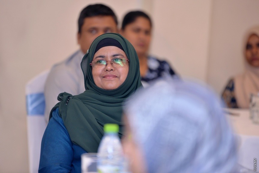 ޑިސެމްބަރ 4، 2017: ހައި އެޗީވާސް ސްކޮލަޝިޕް ލިބުނު ދަރިވަރުންނަށް އެކަމުގެ ލިޔުން ހަވާޅުކުރުމަށް ޗަމްޕާ ސެންޓްރަލް ހޮޓެލުގައި ބޭއްވި ރަސްމިއްޔާތުގެ ތެރެއިން -- ސަން ފޮޓޯ/ ފަޔާޒު މޫސާ