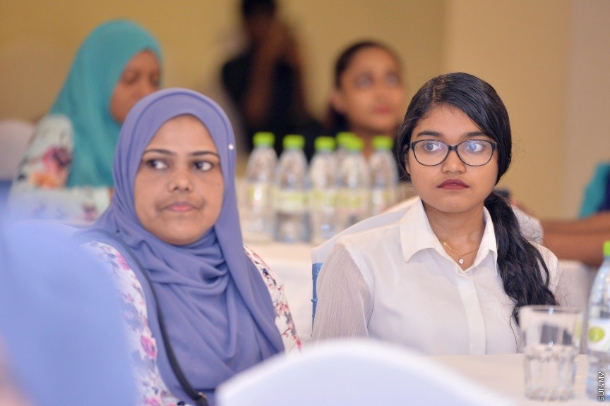ޑިސެމްބަރ 4، 2017: ހައި އެޗީވާސް ސްކޮލަޝިޕް ލިބުނު ދަރިވަރުންނަށް އެކަމުގެ ލިޔުން ހަވާޅުކުރުމަށް ޗަމްޕާ ސެންޓްރަލް ހޮޓެލުގައި ބޭއްވި ރަސްމިއްޔާތުގެ ތެރެއިން -- ސަން ފޮޓޯ/ ފަޔާޒު މޫސާ