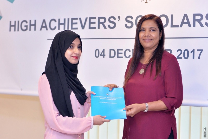 ޑިސެމްބަރ 4، 2017: ހައި އެޗީވާސް ސްކޮލަޝިޕް ލިބުނު ދަރިވަރުންނަށް އެކަމުގެ ލިޔުން ހަވާޅުކުރުމަށް ޗަމްޕާ ސެންޓްރަލް ހޮޓެލުގައި ބޭއްވި ރަސްމިއްޔާތުގެ ތެރެއިން -- ސަން ފޮޓޯ/ ފަޔާޒު މޫސާ