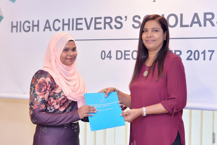 ޑިސެމްބަރ 4، 2017: ހައި އެޗީވާސް ސްކޮލަޝިޕް ލިބުނު ދަރިވަރުންނަށް އެކަމުގެ ލިޔުން ހަވާޅުކުރުމަށް ޗަމްޕާ ސެންޓްރަލް ހޮޓެލުގައި ބޭއްވި ރަސްމިއްޔާތުގެ ތެރެއިން -- ސަން ފޮޓޯ/ ފަޔާޒު މޫސާ