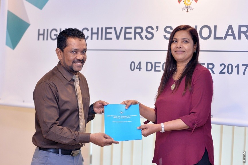 ޑިސެމްބަރ 4، 2017: ހައި އެޗީވާސް ސްކޮލަޝިޕް ލިބުނު ދަރިވަރުންނަށް އެކަމުގެ ލިޔުން ހަވާޅުކުރުމަށް ޗަމްޕާ ސެންޓްރަލް ހޮޓެލުގައި ބޭއްވި ރަސްމިއްޔާތުގެ ތެރެއިން -- ސަން ފޮޓޯ/ ފަޔާޒު މޫސާ