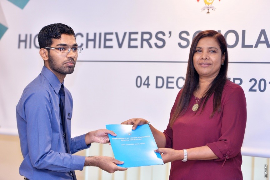 ޑިސެމްބަރ 4، 2017: ހައި އެޗީވާސް ސްކޮލަޝިޕް ލިބުނު ދަރިވަރުންނަށް އެކަމުގެ ލިޔުން ހަވާޅުކުރުމަށް ޗަމްޕާ ސެންޓްރަލް ހޮޓެލުގައި ބޭއްވި ރަސްމިއްޔާތުގެ ތެރެއިން -- ސަން ފޮޓޯ/ ފަޔާޒު މޫސާ