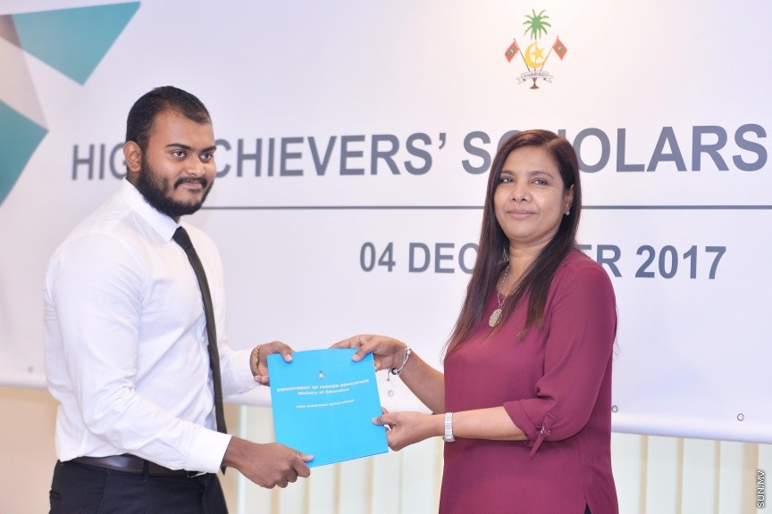ޑިސެމްބަރ 4، 2017: ހައި އެޗީވާސް ސްކޮލަޝިޕް ލިބުނު ދަރިވަރުންނަށް އެކަމުގެ ލިޔުން ހަވާޅުކުރުމަށް ޗަމްޕާ ސެންޓްރަލް ހޮޓެލުގައި ބޭއްވި ރަސްމިއްޔާތުގެ ތެރެއިން -- ސަން ފޮޓޯ/ ފަޔާޒު މޫސާ