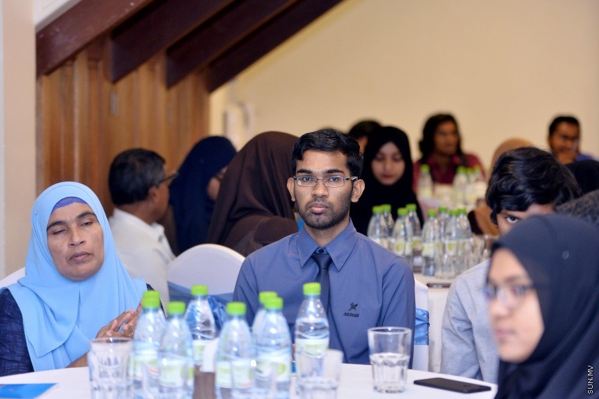 ޑިސެމްބަރ 4، 2017: ހައި އެޗީވާސް ސްކޮލަޝިޕް ލިބުނު ދަރިވަރުންނަށް އެކަމުގެ ލިޔުން ހަވާޅުކުރުމަށް ޗަމްޕާ ސެންޓްރަލް ހޮޓެލުގައި ބޭއްވި ރަސްމިއްޔާތުގެ ތެރެއިން -- ސަން ފޮޓޯ/ ފަޔާޒު މޫސާ
