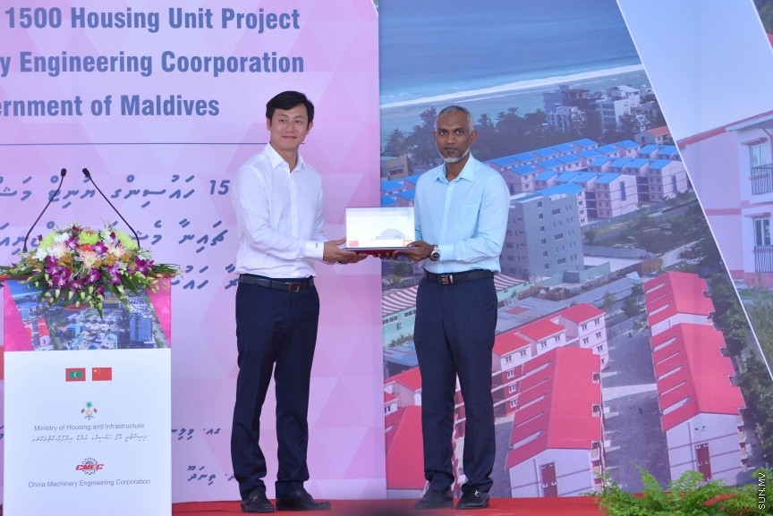 ހުޅުމާލޭގެ ދެވަނަ ފިޔަވައްސާއި ރާއްޖޭގެ އިތުރު ހަތް ރަށެއްގައި ޗައިނާ މެޝިނަރީ އިންޖިނިއަރިން ކޯޕަރޭޝަން (ސީއެމްއީސީ) އިން އެޅި 1500 ފްލެޓް ދިވެހި ސަރުކާރާ ހަވާލުކުރުމަށް ބޭއްވި ރަސްމިއްޔާތުގެ ތެރެއިން: ހުޅުމާލޭގައި އެޅި ފްލެޓްތައް ހުންނަ ސަރަހައްދުގައި މިއަދު ހަވީރު ބޭއްވި ރަސްމިއްޔާތެއްގައި ދިވެހި ސަރުކާރުގެ ފަރާތުން ފްލެޓްތަކާ ހަވާލުވެލެއްވީ ހައުސިން މިނިސްޓަރު ޑރ. މުހައްމަދު މުއިއްޒު---ސަން ފޮޓޯ: މުހައްމަދު އަފްރާހް