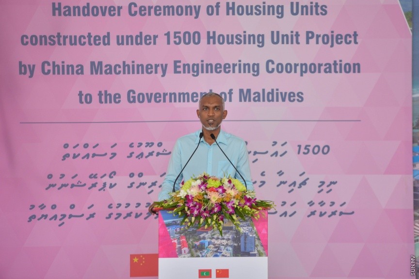 ހުޅުމާލޭގެ ދެވަނަ ފިޔަވައްސާއި ރާއްޖޭގެ އިތުރު ހަތް ރަށެއްގައި ޗައިނާ މެޝިނަރީ އިންޖިނިއަރިން ކޯޕަރޭޝަން (ސީއެމްއީސީ) އިން އެޅި 1500 ފްލެޓް ދިވެހި ސަރުކާރާ ހަވާލުކުރުމަށް ބޭއްވި ރަސްމިއްޔާތުގެ ތެރެއިން: ހުޅުމާލޭގައި އެޅި ފްލެޓްތައް ހުންނަ ސަރަހައްދުގައި މިއަދު ހަވީރު ބޭއްވި ރަސްމިއްޔާތެއްގައި ދިވެހި ސަރުކާރުގެ ފަރާތުން ފްލެޓްތަކާ ހަވާލުވެލެއްވީ ހައުސިން މިނިސްޓަރު ޑރ. މުހައްމަދު މުއިއްޒު---ސަން ފޮޓޯ: މުހައްމަދު އަފްރާހް