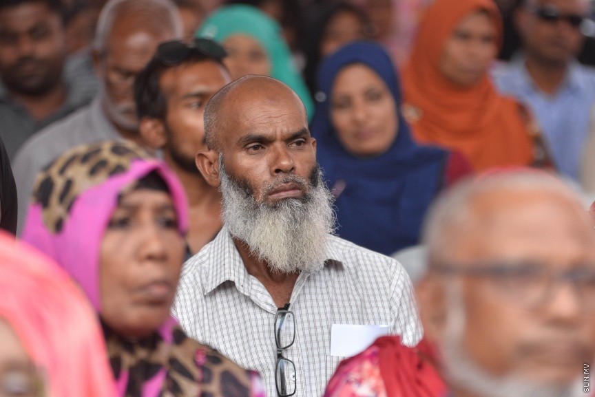 ހުޅުމާލޭގެ ދެވަނަ ފިޔަވައްސާއި ރާއްޖޭގެ އިތުރު ހަތް ރަށެއްގައި ޗައިނާ މެޝިނަރީ އިންޖިނިއަރިން ކޯޕަރޭޝަން (ސީއެމްއީސީ) އިން އެޅި 1500 ފްލެޓް ދިވެހި ސަރުކާރާ ހަވާލުކުރުމަށް ބޭއްވި ރަސްމިއްޔާތުގެ ތެރެއިން: ހުޅުމާލޭގައި އެޅި ފްލެޓްތައް ހުންނަ ސަރަހައްދުގައި މިއަދު ހަވީރު ބޭއްވި ރަސްމިއްޔާތެއްގައި ދިވެހި ސަރުކާރުގެ ފަރާތުން ފްލެޓްތަކާ ހަވާލުވެލެއްވީ ހައުސިން މިނިސްޓަރު ޑރ. މުހައްމަދު މުއިއްޒު---ސަން ފޮޓޯ: މުހައްމަދު އަފްރާހް