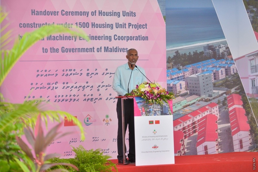 ހުޅުމާލޭގެ ދެވަނަ ފިޔަވައްސާއި ރާއްޖޭގެ އިތުރު ހަތް ރަށެއްގައި ޗައިނާ މެޝިނަރީ އިންޖިނިއަރިން ކޯޕަރޭޝަން (ސީއެމްއީސީ) އިން އެޅި 1500 ފްލެޓް ދިވެހި ސަރުކާރާ ހަވާލުކުރުމަށް ބޭއްވި ރަސްމިއްޔާތުގެ ތެރެއިން: ހުޅުމާލޭގައި އެޅި ފްލެޓްތައް ހުންނަ ސަރަހައްދުގައި މިއަދު ހަވީރު ބޭއްވި ރަސްމިއްޔާތެއްގައި ދިވެހި ސަރުކާރުގެ ފަރާތުން ފްލެޓްތަކާ ހަވާލުވެލެއްވީ ހައުސިން މިނިސްޓަރު ޑރ. މުހައްމަދު މުއިއްޒު---ސަން ފޮޓޯ: މުހައްމަދު އަފްރާހް