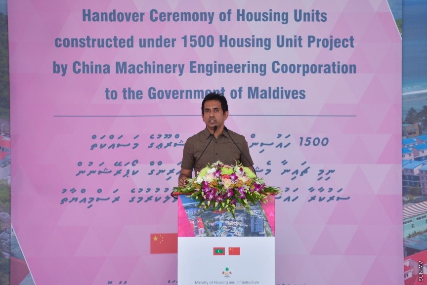 ހުޅުމާލޭގެ ދެވަނަ ފިޔަވައްސާއި ރާއްޖޭގެ އިތުރު ހަތް ރަށެއްގައި ޗައިނާ މެޝިނަރީ އިންޖިނިއަރިން ކޯޕަރޭޝަން (ސީއެމްއީސީ) އިން އެޅި 1500 ފްލެޓް ދިވެހި ސަރުކާރާ ހަވާލުކުރުމަށް ބޭއްވި ރަސްމިއްޔާތުގެ ތެރެއިން: ހުޅުމާލޭގައި އެޅި ފްލެޓްތައް ހުންނަ ސަރަހައްދުގައި މިއަދު ހަވީރު ބޭއްވި ރަސްމިއްޔާތެއްގައި ދިވެހި ސަރުކާރުގެ ފަރާތުން ފްލެޓްތަކާ ހަވާލުވެލެއްވީ ހައުސިން މިނިސްޓަރު ޑރ. މުހައްމަދު މުއިއްޒު---ސަން ފޮޓޯ: މުހައްމަދު އަފްރާހް