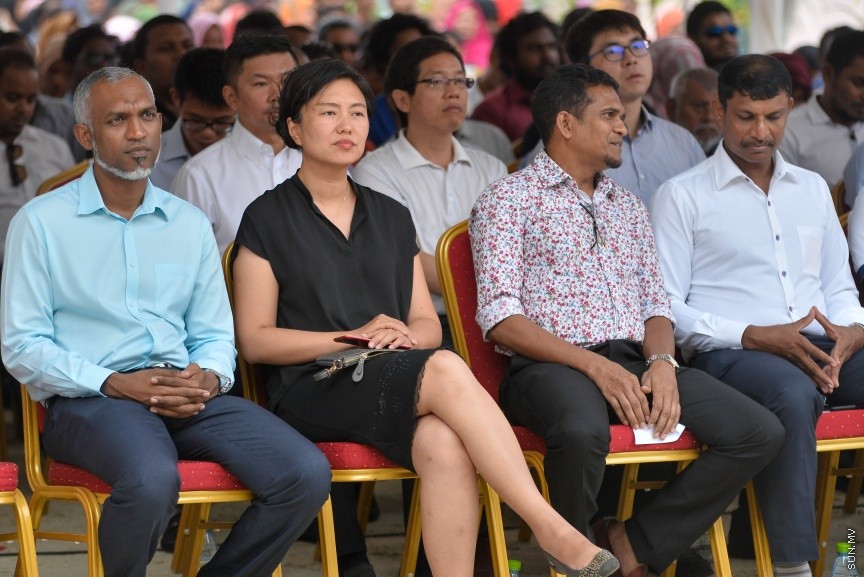 ހުޅުމާލޭގެ ދެވަނަ ފިޔަވައްސާއި ރާއްޖޭގެ އިތުރު ހަތް ރަށެއްގައި ޗައިނާ މެޝިނަރީ އިންޖިނިއަރިން ކޯޕަރޭޝަން (ސީއެމްއީސީ) އިން އެޅި 1500 ފްލެޓް ދިވެހި ސަރުކާރާ ހަވާލުކުރުމަށް ބޭއްވި ރަސްމިއްޔާތުގެ ތެރެއިން: ހުޅުމާލޭގައި އެޅި ފްލެޓްތައް ހުންނަ ސަރަހައްދުގައި މިއަދު ހަވީރު ބޭއްވި ރަސްމިއްޔާތެއްގައި ދިވެހި ސަރުކާރުގެ ފަރާތުން ފްލެޓްތަކާ ހަވާލުވެލެއްވީ ހައުސިން މިނިސްޓަރު ޑރ. މުހައްމަދު މުއިއްޒު---ސަން ފޮޓޯ: މުހައްމަދު އަފްރާހް