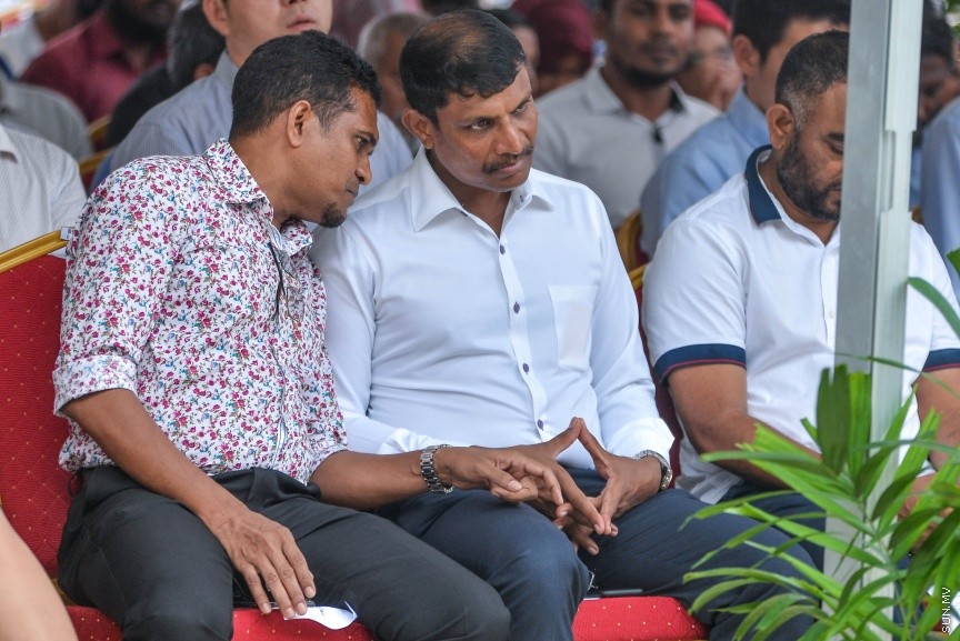 ހުޅުމާލޭގެ ދެވަނަ ފިޔަވައްސާއި ރާއްޖޭގެ އިތުރު ހަތް ރަށެއްގައި ޗައިނާ މެޝިނަރީ އިންޖިނިއަރިން ކޯޕަރޭޝަން (ސީއެމްއީސީ) އިން އެޅި 1500 ފްލެޓް ދިވެހި ސަރުކާރާ ހަވާލުކުރުމަށް ބޭއްވި ރަސްމިއްޔާތުގެ ތެރެއިން: ހުޅުމާލޭގައި އެޅި ފްލެޓްތައް ހުންނަ ސަރަހައްދުގައި މިއަދު ހަވީރު ބޭއްވި ރަސްމިއްޔާތެއްގައި ދިވެހި ސަރުކާރުގެ ފަރާތުން ފްލެޓްތަކާ ހަވާލުވެލެއްވީ ހައުސިން މިނިސްޓަރު ޑރ. މުހައްމަދު މުއިއްޒު---ސަން ފޮޓޯ: މުހައްމަދު އަފްރާހް