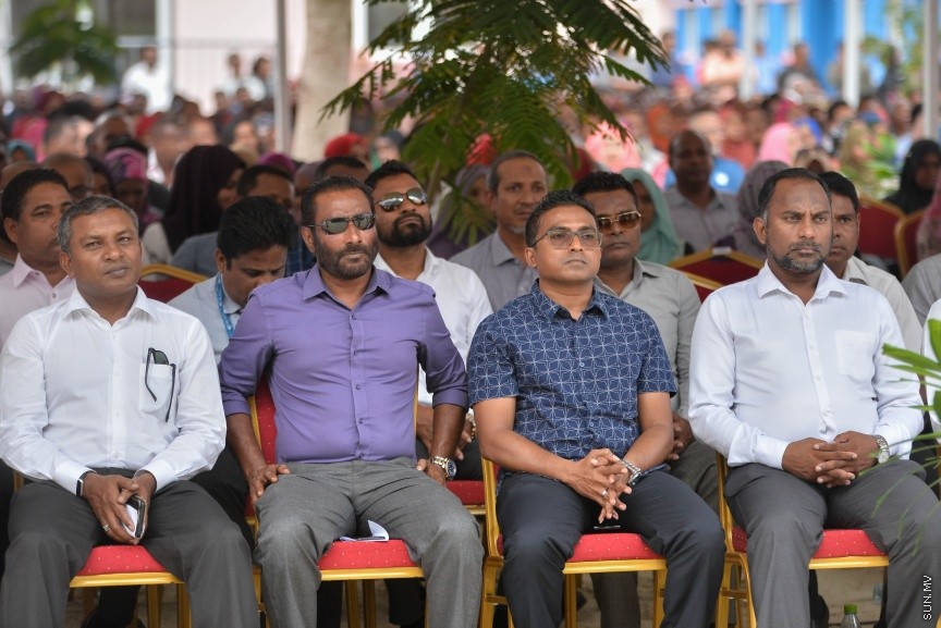 ހުޅުމާލޭގެ ދެވަނަ ފިޔަވައްސާއި ރާއްޖޭގެ އިތުރު ހަތް ރަށެއްގައި ޗައިނާ މެޝިނަރީ އިންޖިނިއަރިން ކޯޕަރޭޝަން (ސީއެމްއީސީ) އިން އެޅި 1500 ފްލެޓް ދިވެހި ސަރުކާރާ ހަވާލުކުރުމަށް ބޭއްވި ރަސްމިއްޔާތުގެ ތެރެއިން: ހުޅުމާލޭގައި އެޅި ފްލެޓްތައް ހުންނަ ސަރަހައްދުގައި މިއަދު ހަވީރު ބޭއްވި ރަސްމިއްޔާތެއްގައި ދިވެހި ސަރުކާރުގެ ފަރާތުން ފްލެޓްތަކާ ހަވާލުވެލެއްވީ ހައުސިން މިނިސްޓަރު ޑރ. މުހައްމަދު މުއިއްޒު---ސަން ފޮޓޯ: މުހައްމަދު އަފްރާހް
