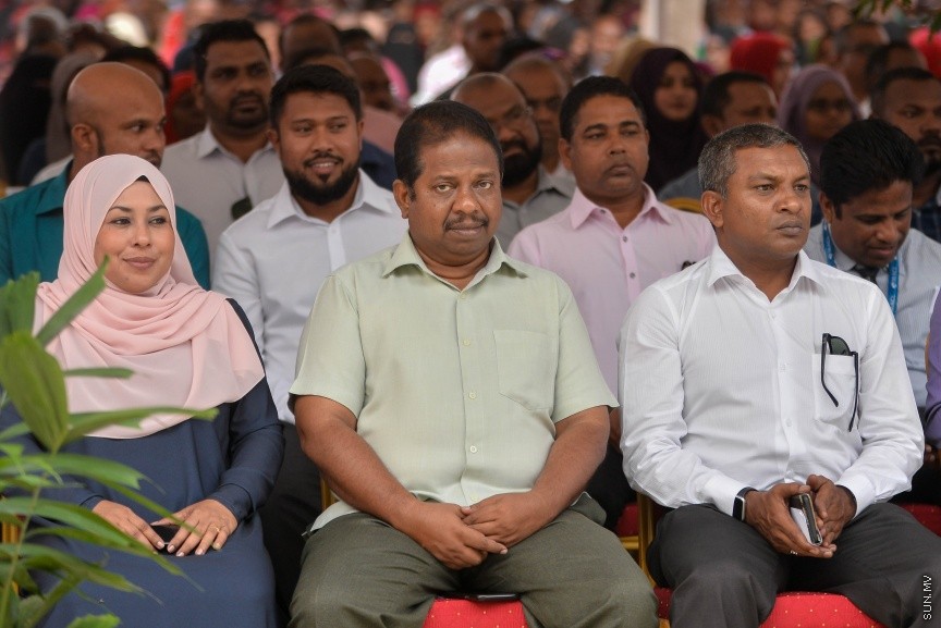 ހުޅުމާލޭގެ ދެވަނަ ފިޔަވައްސާއި ރާއްޖޭގެ އިތުރު ހަތް ރަށެއްގައި ޗައިނާ މެޝިނަރީ އިންޖިނިއަރިން ކޯޕަރޭޝަން (ސީއެމްއީސީ) އިން އެޅި 1500 ފްލެޓް ދިވެހި ސަރުކާރާ ހަވާލުކުރުމަށް ބޭއްވި ރަސްމިއްޔާތުގެ ތެރެއިން: ހުޅުމާލޭގައި އެޅި ފްލެޓްތައް ހުންނަ ސަރަހައްދުގައި މިއަދު ހަވީރު ބޭއްވި ރަސްމިއްޔާތެއްގައި ދިވެހި ސަރުކާރުގެ ފަރާތުން ފްލެޓްތަކާ ހަވާލުވެލެއްވީ ހައުސިން މިނިސްޓަރު ޑރ. މުހައްމަދު މުއިއްޒު---ސަން ފޮޓޯ: މުހައްމަދު އަފްރާހް