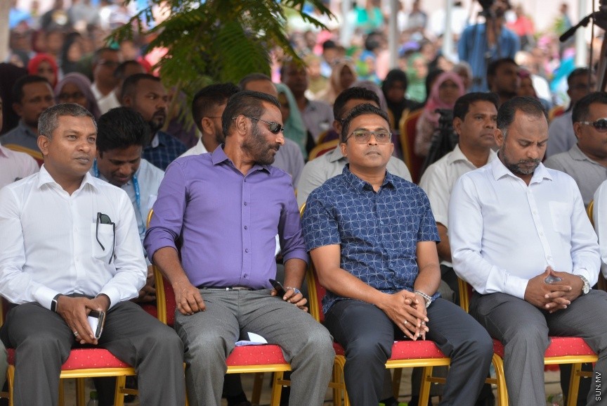 ހުޅުމާލޭގެ ދެވަނަ ފިޔަވައްސާއި ރާއްޖޭގެ އިތުރު ހަތް ރަށެއްގައި ޗައިނާ މެޝިނަރީ އިންޖިނިއަރިން ކޯޕަރޭޝަން (ސީއެމްއީސީ) އިން އެޅި 1500 ފްލެޓް ދިވެހި ސަރުކާރާ ހަވާލުކުރުމަށް ބޭއްވި ރަސްމިއްޔާތުގެ ތެރެއިން: ހުޅުމާލޭގައި އެޅި ފްލެޓްތައް ހުންނަ ސަރަހައްދުގައި މިއަދު ހަވީރު ބޭއްވި ރަސްމިއްޔާތެއްގައި ދިވެހި ސަރުކާރުގެ ފަރާތުން ފްލެޓްތަކާ ހަވާލުވެލެއްވީ ހައުސިން މިނިސްޓަރު ޑރ. މުހައްމަދު މުއިއްޒު---ސަން ފޮޓޯ: މުހައްމަދު އަފްރާހް
