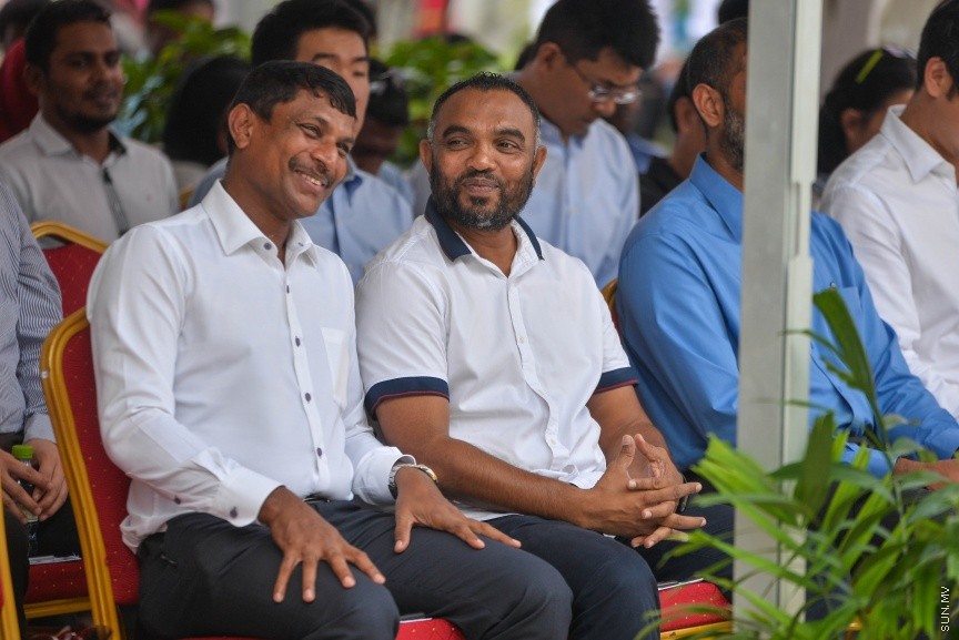 ހުޅުމާލޭގެ ދެވަނަ ފިޔަވައްސާއި ރާއްޖޭގެ އިތުރު ހަތް ރަށެއްގައި ޗައިނާ މެޝިނަރީ އިންޖިނިއަރިން ކޯޕަރޭޝަން (ސީއެމްއީސީ) އިން އެޅި 1500 ފްލެޓް ދިވެހި ސަރުކާރާ ހަވާލުކުރުމަށް ބޭއްވި ރަސްމިއްޔާތުގެ ތެރެއިން: ހުޅުމާލޭގައި އެޅި ފްލެޓްތައް ހުންނަ ސަރަހައްދުގައި މިއަދު ހަވީރު ބޭއްވި ރަސްމިއްޔާތެއްގައި ދިވެހި ސަރުކާރުގެ ފަރާތުން ފްލެޓްތަކާ ހަވާލުވެލެއްވީ ހައުސިން މިނިސްޓަރު ޑރ. މުހައްމަދު މުއިއްޒު---ސަން ފޮޓޯ: މުހައްމަދު އަފްރާހް