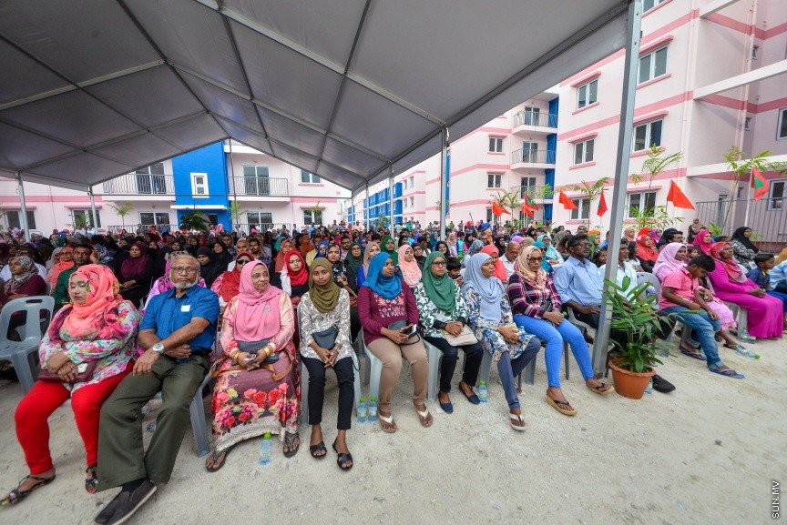 ހުޅުމާލޭގެ ދެވަނަ ފިޔަވައްސާއި ރާއްޖޭގެ އިތުރު ހަތް ރަށެއްގައި ޗައިނާ މެޝިނަރީ އިންޖިނިއަރިން ކޯޕަރޭޝަން (ސީއެމްއީސީ) އިން އެޅި 1500 ފްލެޓް ދިވެހި ސަރުކާރާ ހަވާލުކުރުމަށް ބޭއްވި ރަސްމިއްޔާތުގެ ތެރެއިން: ހުޅުމާލޭގައި އެޅި ފްލެޓްތައް ހުންނަ ސަރަހައްދުގައި މިއަދު ހަވީރު ބޭއްވި ރަސްމިއްޔާތެއްގައި ދިވެހި ސަރުކާރުގެ ފަރާތުން ފްލެޓްތަކާ ހަވާލުވެލެއްވީ ހައުސިން މިނިސްޓަރު ޑރ. މުހައްމަދު މުއިއްޒު---ސަން ފޮޓޯ: މުހައްމަދު އަފްރާހް