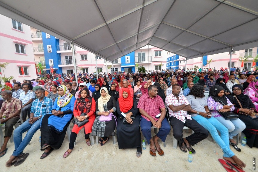 ހުޅުމާލޭގެ ދެވަނަ ފިޔަވައްސާއި ރާއްޖޭގެ އިތުރު ހަތް ރަށެއްގައި ޗައިނާ މެޝިނަރީ އިންޖިނިއަރިން ކޯޕަރޭޝަން (ސީއެމްއީސީ) އިން އެޅި 1500 ފްލެޓް ދިވެހި ސަރުކާރާ ހަވާލުކުރުމަށް ބޭއްވި ރަސްމިއްޔާތުގެ ތެރެއިން: ހުޅުމާލޭގައި އެޅި ފްލެޓްތައް ހުންނަ ސަރަހައްދުގައި މިއަދު ހަވީރު ބޭއްވި ރަސްމިއްޔާތެއްގައި ދިވެހި ސަރުކާރުގެ ފަރާތުން ފްލެޓްތަކާ ހަވާލުވެލެއްވީ ހައުސިން މިނިސްޓަރު ޑރ. މުހައްމަދު މުއިއްޒު---ސަން ފޮޓޯ: މުހައްމަދު އަފްރާހް