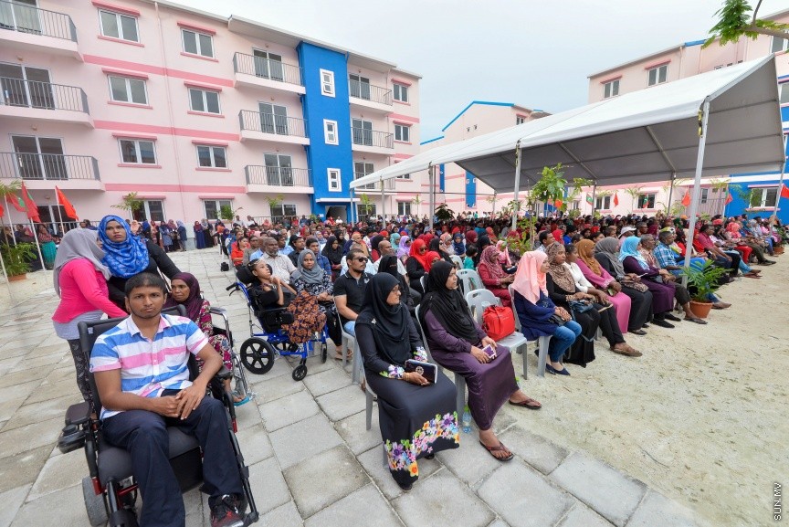 ހުޅުމާލޭގެ ދެވަނަ ފިޔަވައްސާއި ރާއްޖޭގެ އިތުރު ހަތް ރަށެއްގައި ޗައިނާ މެޝިނަރީ އިންޖިނިއަރިން ކޯޕަރޭޝަން (ސީއެމްއީސީ) އިން އެޅި 1500 ފްލެޓް ދިވެހި ސަރުކާރާ ހަވާލުކުރުމަށް ބޭއްވި ރަސްމިއްޔާތުގެ ތެރެއިން: ހުޅުމާލޭގައި އެޅި ފްލެޓްތައް ހުންނަ ސަރަހައްދުގައި މިއަދު ހަވީރު ބޭއްވި ރަސްމިއްޔާތެއްގައި ދިވެހި ސަރުކާރުގެ ފަރާތުން ފްލެޓްތަކާ ހަވާލުވެލެއްވީ ހައުސިން މިނިސްޓަރު ޑރ. މުހައްމަދު މުއިއްޒު---ސަން ފޮޓޯ: މުހައްމަދު އަފްރާހް