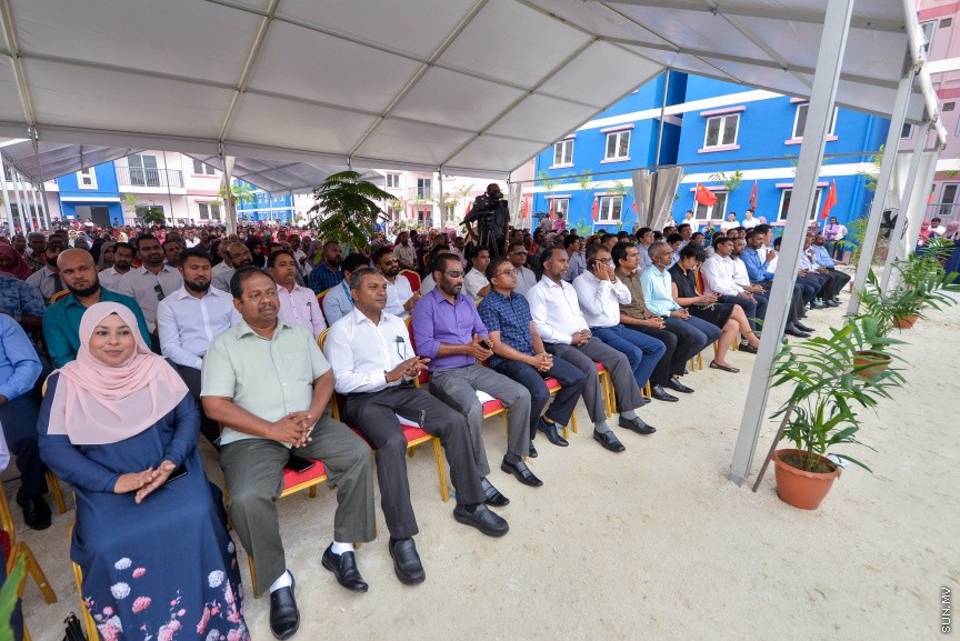 ހުޅުމާލޭގެ ދެވަނަ ފިޔަވައްސާއި ރާއްޖޭގެ އިތުރު ހަތް ރަށެއްގައި ޗައިނާ މެޝިނަރީ އިންޖިނިއަރިން ކޯޕަރޭޝަން (ސީއެމްއީސީ) އިން އެޅި 1500 ފްލެޓް ދިވެހި ސަރުކާރާ ހަވާލުކުރުމަށް ބޭއްވި ރަސްމިއްޔާތުގެ ތެރެއިން: ހުޅުމާލޭގައި އެޅި ފްލެޓްތައް ހުންނަ ސަރަހައްދުގައި މިއަދު ހަވީރު ބޭއްވި ރަސްމިއްޔާތެއްގައި ދިވެހި ސަރުކާރުގެ ފަރާތުން ފްލެޓްތަކާ ހަވާލުވެލެއްވީ ހައުސިން މިނިސްޓަރު ޑރ. މުހައްމަދު މުއިއްޒު---ސަން ފޮޓޯ: މުހައްމަދު އަފްރާހް