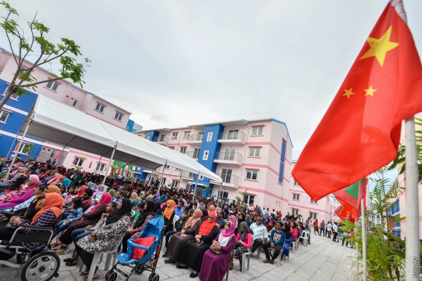 ހުޅުމާލޭގެ ދެވަނަ ފިޔަވައްސާއި ރާއްޖޭގެ އިތުރު ހަތް ރަށެއްގައި ޗައިނާ މެޝިނަރީ އިންޖިނިއަރިން ކޯޕަރޭޝަން (ސީއެމްއީސީ) އިން އެޅި 1500 ފްލެޓް ދިވެހި ސަރުކާރާ ހަވާލުކުރުމަށް ބޭއްވި ރަސްމިއްޔާތުގެ ތެރެއިން: ހުޅުމާލޭގައި އެޅި ފްލެޓްތައް ހުންނަ ސަރަހައްދުގައި މިއަދު ހަވީރު ބޭއްވި ރަސްމިއްޔާތެއްގައި ދިވެހި ސަރުކާރުގެ ފަރާތުން ފްލެޓްތަކާ ހަވާލުވެލެއްވީ ހައުސިން މިނިސްޓަރު ޑރ. މުހައްމަދު މުއިއްޒު---ސަން ފޮޓޯ: މުހައްމަދު އަފްރާހް