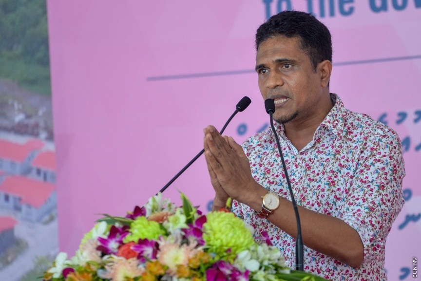 ހުޅުމާލޭގެ ދެވަނަ ފިޔަވައްސާއި ރާއްޖޭގެ އިތުރު ހަތް ރަށެއްގައި ޗައިނާ މެޝިނަރީ އިންޖިނިއަރިން ކޯޕަރޭޝަން (ސީއެމްއީސީ) އިން އެޅި 1500 ފްލެޓް ދިވެހި ސަރުކާރާ ހަވާލުކުރުމަށް ބޭއްވި ރަސްމިއްޔާތުގެ ތެރެއިން: ހުޅުމާލޭގައި އެޅި ފްލެޓްތައް ހުންނަ ސަރަހައްދުގައި މިއަދު ހަވީރު ބޭއްވި ރަސްމިއްޔާތެއްގައި ދިވެހި ސަރުކާރުގެ ފަރާތުން ފްލެޓްތަކާ ހަވާލުވެލެއްވީ ހައުސިން މިނިސްޓަރު ޑރ. މުހައްމަދު މުއިއްޒު---ސަން ފޮޓޯ: މުހައްމަދު އަފްރާހް