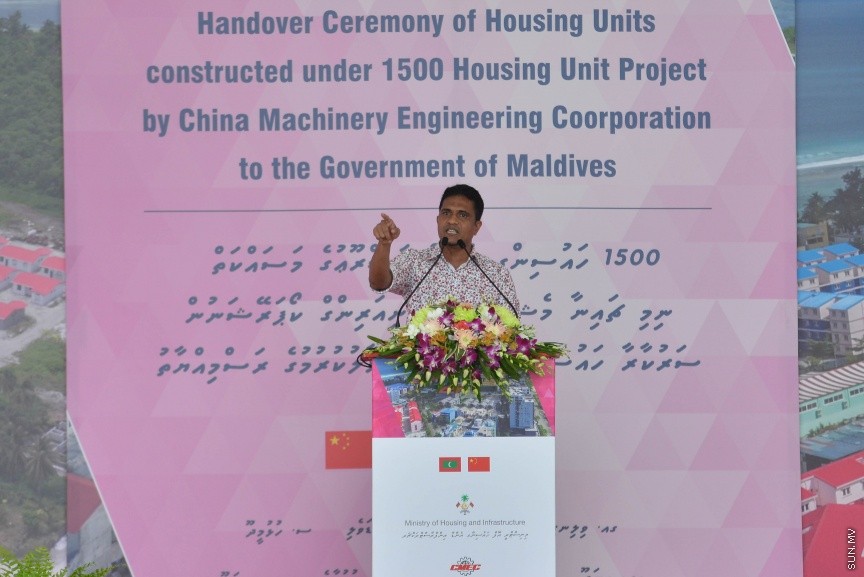 ހުޅުމާލޭގެ ދެވަނަ ފިޔަވައްސާއި ރާއްޖޭގެ އިތުރު ހަތް ރަށެއްގައި ޗައިނާ މެޝިނަރީ އިންޖިނިއަރިން ކޯޕަރޭޝަން (ސީއެމްއީސީ) އިން އެޅި 1500 ފްލެޓް ދިވެހި ސަރުކާރާ ހަވާލުކުރުމަށް ބޭއްވި ރަސްމިއްޔާތުގެ ތެރެއިން: ހުޅުމާލޭގައި އެޅި ފްލެޓްތައް ހުންނަ ސަރަހައްދުގައި މިއަދު ހަވީރު ބޭއްވި ރަސްމިއްޔާތެއްގައި ދިވެހި ސަރުކާރުގެ ފަރާތުން ފްލެޓްތަކާ ހަވާލުވެލެއްވީ ހައުސިން މިނިސްޓަރު ޑރ. މުހައްމަދު މުއިއްޒު---ސަން ފޮޓޯ: މުހައްމަދު އަފްރާހް