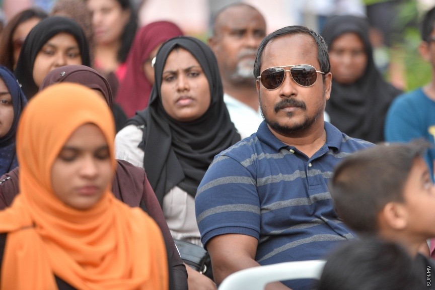 ހުޅުމާލޭގެ ދެވަނަ ފިޔަވައްސާއި ރާއްޖޭގެ އިތުރު ހަތް ރަށެއްގައި ޗައިނާ މެޝިނަރީ އިންޖިނިއަރިން ކޯޕަރޭޝަން (ސީއެމްއީސީ) އިން އެޅި 1500 ފްލެޓް ދިވެހި ސަރުކާރާ ހަވާލުކުރުމަށް ބޭއްވި ރަސްމިއްޔާތުގެ ތެރެއިން: ހުޅުމާލޭގައި އެޅި ފްލެޓްތައް ހުންނަ ސަރަހައްދުގައި މިއަދު ހަވީރު ބޭއްވި ރަސްމިއްޔާތެއްގައި ދިވެހި ސަރުކާރުގެ ފަރާތުން ފްލެޓްތަކާ ހަވާލުވެލެއްވީ ހައުސިން މިނިސްޓަރު ޑރ. މުހައްމަދު މުއިއްޒު---ސަން ފޮޓޯ: މުހައްމަދު އަފްރާހް