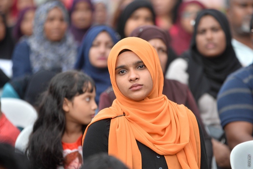 ހުޅުމާލޭގެ ދެވަނަ ފިޔަވައްސާއި ރާއްޖޭގެ އިތުރު ހަތް ރަށެއްގައި ޗައިނާ މެޝިނަރީ އިންޖިނިއަރިން ކޯޕަރޭޝަން (ސީއެމްއީސީ) އިން އެޅި 1500 ފްލެޓް ދިވެހި ސަރުކާރާ ހަވާލުކުރުމަށް ބޭއްވި ރަސްމިއްޔާތުގެ ތެރެއިން: ހުޅުމާލޭގައި އެޅި ފްލެޓްތައް ހުންނަ ސަރަހައްދުގައި މިއަދު ހަވީރު ބޭއްވި ރަސްމިއްޔާތެއްގައި ދިވެހި ސަރުކާރުގެ ފަރާތުން ފްލެޓްތަކާ ހަވާލުވެލެއްވީ ހައުސިން މިނިސްޓަރު ޑރ. މުހައްމަދު މުއިއްޒު---ސަން ފޮޓޯ: މުހައްމަދު އަފްރާހް