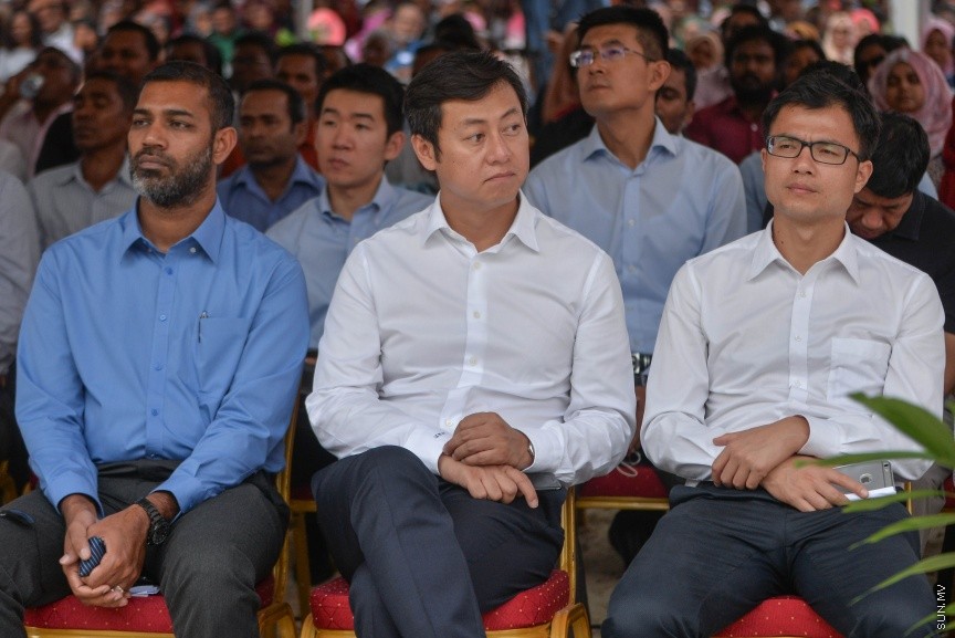 ހުޅުމާލޭގެ ދެވަނަ ފިޔަވައްސާއި ރާއްޖޭގެ އިތުރު ހަތް ރަށެއްގައި ޗައިނާ މެޝިނަރީ އިންޖިނިއަރިން ކޯޕަރޭޝަން (ސީއެމްއީސީ) އިން އެޅި 1500 ފްލެޓް ދިވެހި ސަރުކާރާ ހަވާލުކުރުމަށް ބޭއްވި ރަސްމިއްޔާތުގެ ތެރެއިން: ހުޅުމާލޭގައި އެޅި ފްލެޓްތައް ހުންނަ ސަރަހައްދުގައި މިއަދު ހަވީރު ބޭއްވި ރަސްމިއްޔާތެއްގައި ދިވެހި ސަރުކާރުގެ ފަރާތުން ފްލެޓްތަކާ ހަވާލުވެލެއްވީ ހައުސިން މިނިސްޓަރު ޑރ. މުހައްމަދު މުއިއްޒު---ސަން ފޮޓޯ: މުހައްމަދު އަފްރާހް