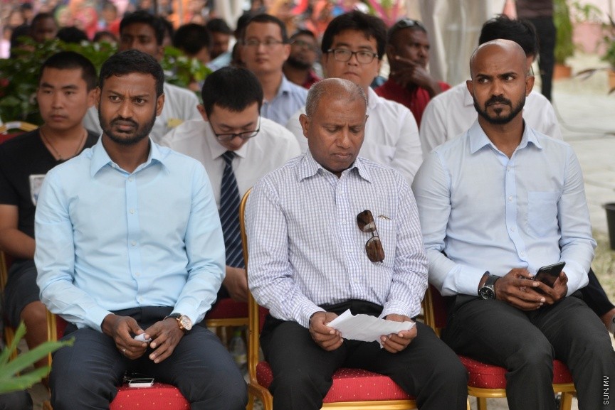 ހުޅުމާލޭގެ ދެވަނަ ފިޔަވައްސާއި ރާއްޖޭގެ އިތުރު ހަތް ރަށެއްގައި ޗައިނާ މެޝިނަރީ އިންޖިނިއަރިން ކޯޕަރޭޝަން (ސީއެމްއީސީ) އިން އެޅި 1500 ފްލެޓް ދިވެހި ސަރުކާރާ ހަވާލުކުރުމަށް ބޭއްވި ރަސްމިއްޔާތުގެ ތެރެއިން: ހުޅުމާލޭގައި އެޅި ފްލެޓްތައް ހުންނަ ސަރަހައްދުގައި މިއަދު ހަވީރު ބޭއްވި ރަސްމިއްޔާތެއްގައި ދިވެހި ސަރުކާރުގެ ފަރާތުން ފްލެޓްތަކާ ހަވާލުވެލެއްވީ ހައުސިން މިނިސްޓަރު ޑރ. މުހައްމަދު މުއިއްޒު---ސަން ފޮޓޯ: މުހައްމަދު އަފްރާހް