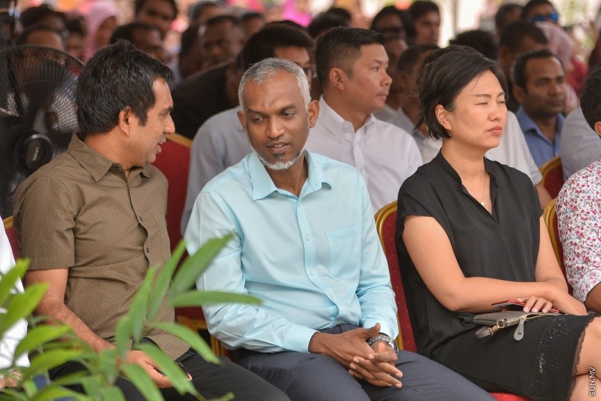 ހުޅުމާލޭގެ ދެވަނަ ފިޔަވައްސާއި ރާއްޖޭގެ އިތުރު ހަތް ރަށެއްގައި ޗައިނާ މެޝިނަރީ އިންޖިނިއަރިން ކޯޕަރޭޝަން (ސީއެމްއީސީ) އިން އެޅި 1500 ފްލެޓް ދިވެހި ސަރުކާރާ ހަވާލުކުރުމަށް ބޭއްވި ރަސްމިއްޔާތުގެ ތެރެއިން: ހުޅުމާލޭގައި އެޅި ފްލެޓްތައް ހުންނަ ސަރަހައްދުގައި މިއަދު ހަވީރު ބޭއްވި ރަސްމިއްޔާތެއްގައި ދިވެހި ސަރުކާރުގެ ފަރާތުން ފްލެޓްތަކާ ހަވާލުވެލެއްވީ ހައުސިން މިނިސްޓަރު ޑރ. މުހައްމަދު މުއިއްޒު---ސަން ފޮޓޯ: މުހައްމަދު އަފްރާހް