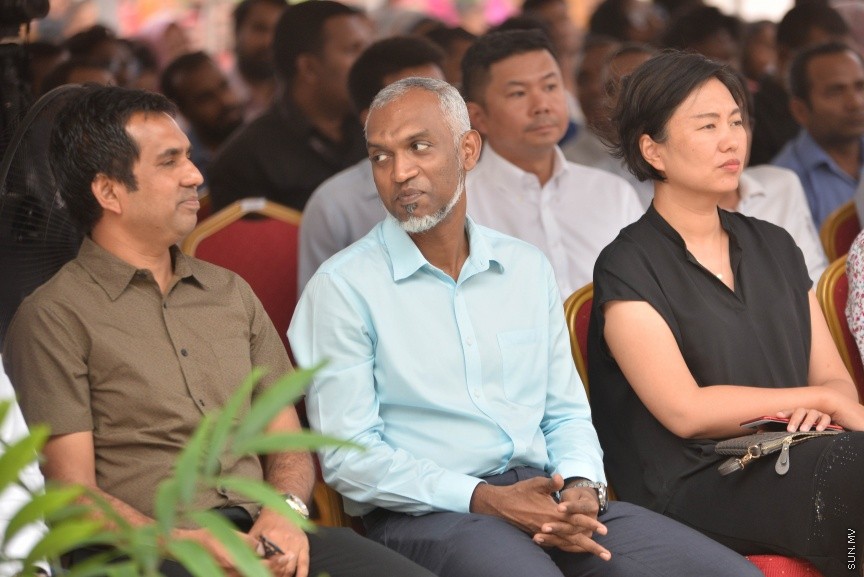 ހުޅުމާލޭގެ ދެވަނަ ފިޔަވައްސާއި ރާއްޖޭގެ އިތުރު ހަތް ރަށެއްގައި ޗައިނާ މެޝިނަރީ އިންޖިނިއަރިން ކޯޕަރޭޝަން (ސީއެމްއީސީ) އިން އެޅި 1500 ފްލެޓް ދިވެހި ސަރުކާރާ ހަވާލުކުރުމަށް ބޭއްވި ރަސްމިއްޔާތުގެ ތެރެއިން: ހުޅުމާލޭގައި އެޅި ފްލެޓްތައް ހުންނަ ސަރަހައްދުގައި މިއަދު ހަވީރު ބޭއްވި ރަސްމިއްޔާތެއްގައި ދިވެހި ސަރުކާރުގެ ފަރާތުން ފްލެޓްތަކާ ހަވާލުވެލެއްވީ ހައުސިން މިނިސްޓަރު ޑރ. މުހައްމަދު މުއިއްޒު---ސަން ފޮޓޯ: މުހައްމަދު އަފްރާހް