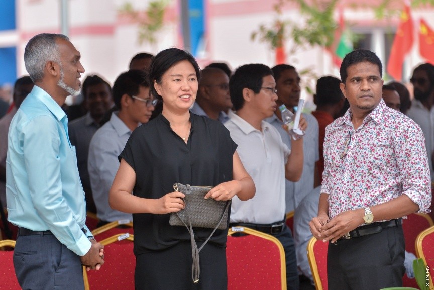 ހުޅުމާލޭގެ ދެވަނަ ފިޔަވައްސާއި ރާއްޖޭގެ އިތުރު ހަތް ރަށެއްގައި ޗައިނާ މެޝިނަރީ އިންޖިނިއަރިން ކޯޕަރޭޝަން (ސީއެމްއީސީ) އިން އެޅި 1500 ފްލެޓް ދިވެހި ސަރުކާރާ ހަވާލުކުރުމަށް ބޭއްވި ރަސްމިއްޔާތުގެ ތެރެއިން: ހުޅުމާލޭގައި އެޅި ފްލެޓްތައް ހުންނަ ސަރަހައްދުގައި މިއަދު ހަވީރު ބޭއްވި ރަސްމިއްޔާތެއްގައި ދިވެހި ސަރުކާރުގެ ފަރާތުން ފްލެޓްތަކާ ހަވާލުވެލެއްވީ ހައުސިން މިނިސްޓަރު ޑރ. މުހައްމަދު މުއިއްޒު---ސަން ފޮޓޯ: މުހައްމަދު އަފްރާހް