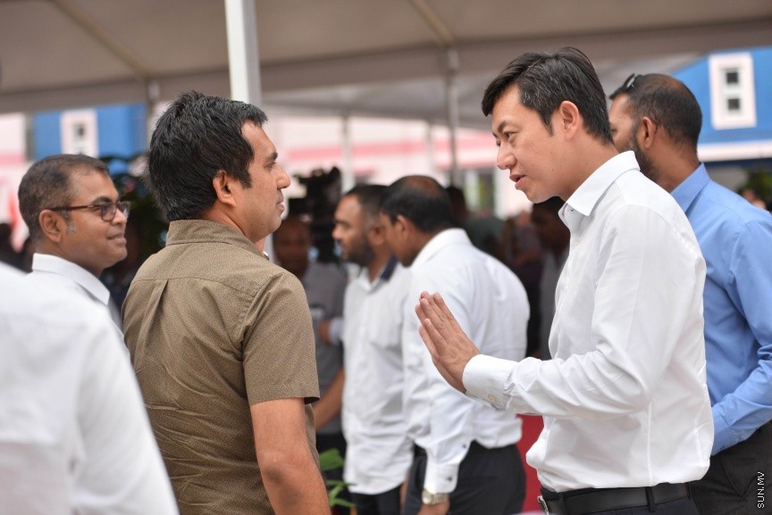 ހުޅުމާލޭގެ ދެވަނަ ފިޔަވައްސާއި ރާއްޖޭގެ އިތުރު ހަތް ރަށެއްގައި ޗައިނާ މެޝިނަރީ އިންޖިނިއަރިން ކޯޕަރޭޝަން (ސީއެމްއީސީ) އިން އެޅި 1500 ފްލެޓް ދިވެހި ސަރުކާރާ ހަވާލުކުރުމަށް ބޭއްވި ރަސްމިއްޔާތުގެ ތެރެއިން: ހުޅުމާލޭގައި އެޅި ފްލެޓްތައް ހުންނަ ސަރަހައްދުގައި މިއަދު ހަވީރު ބޭއްވި ރަސްމިއްޔާތެއްގައި ދިވެހި ސަރުކާރުގެ ފަރާތުން ފްލެޓްތަކާ ހަވާލުވެލެއްވީ ހައުސިން މިނިސްޓަރު ޑރ. މުހައްމަދު މުއިއްޒު---ސަން ފޮޓޯ: މުހައްމަދު އަފްރާހް