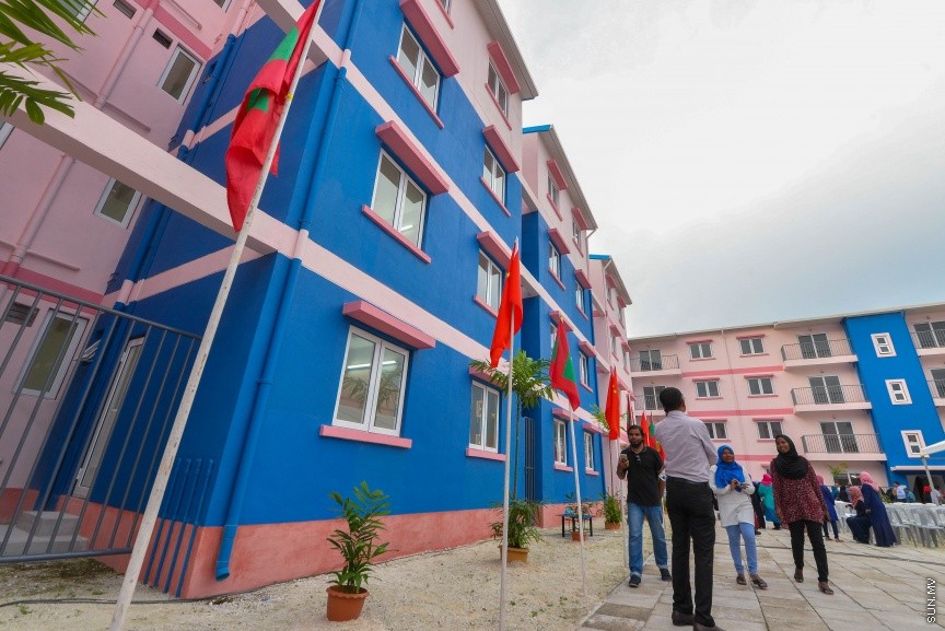 ހުޅުމާލޭގެ ދެވަނަ ފިޔަވައްސާއި ރާއްޖޭގެ އިތުރު ހަތް ރަށެއްގައި ޗައިނާ މެޝިނަރީ އިންޖިނިއަރިން ކޯޕަރޭޝަން (ސީއެމްއީސީ) އިން އެޅި 1500 ފްލެޓް ދިވެހި ސަރުކާރާ ހަވާލުކުރުމަށް ބޭއްވި ރަސްމިއްޔާތުގެ ތެރެއިން: ހުޅުމާލޭގައި އެޅި ފްލެޓްތައް ހުންނަ ސަރަހައްދުގައި މިއަދު ހަވީރު ބޭއްވި ރަސްމިއްޔާތެއްގައި ދިވެހި ސަރުކާރުގެ ފަރާތުން ފްލެޓްތަކާ ހަވާލުވެލެއްވީ ހައުސިން މިނިސްޓަރު ޑރ. މުހައްމަދު މުއިއްޒު---ސަން ފޮޓޯ: މުހައްމަދު އަފްރާހް